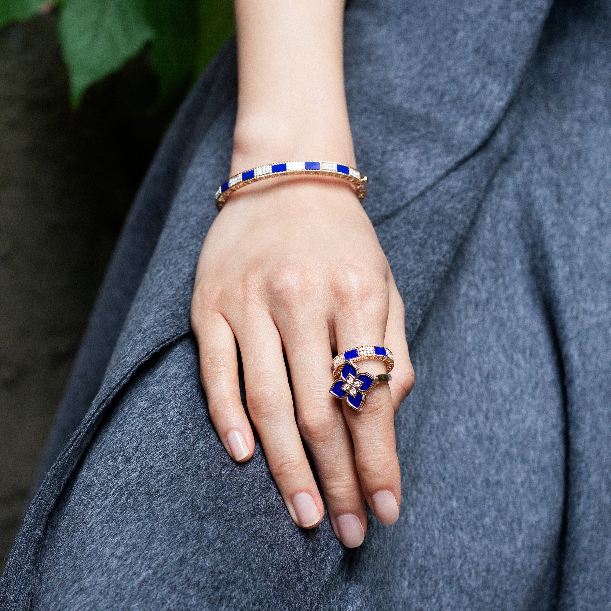 ROBERTO-COIN-ART-DECO-BANGLE-18KT-ROSE-GOLD-WITH-LAPIS-FIVE-ELEMENTS-WITH-DIAMONDS-MINI-VERSION_ADV888BA2264__wear ROBERTO-COIN-ART-DECO-BANGLE-18KT-ROSE-GOLD-WITH-LAPIS-FIVE-ELEMENTS-WITH-DIAMONDS-MINI-VERSION_ADV888BA2264__wear